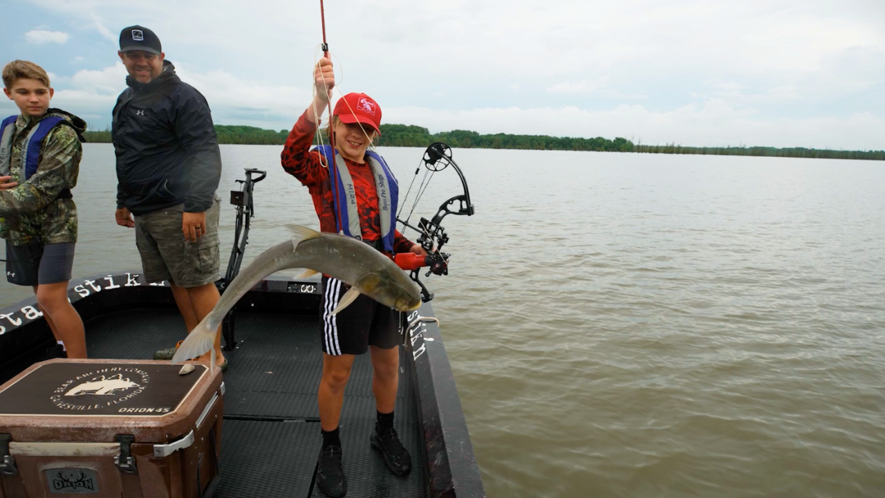 Into Bowfishing – Fish That Fly: Silver Carp